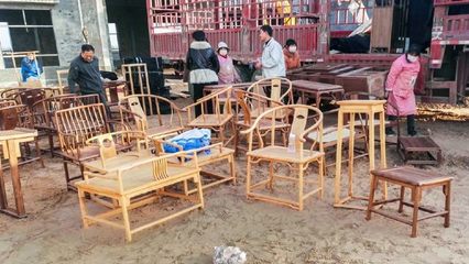 這個(gè)地方,村村生產(chǎn)家具,一把實(shí)木椅子賣100元,到城市后值千元